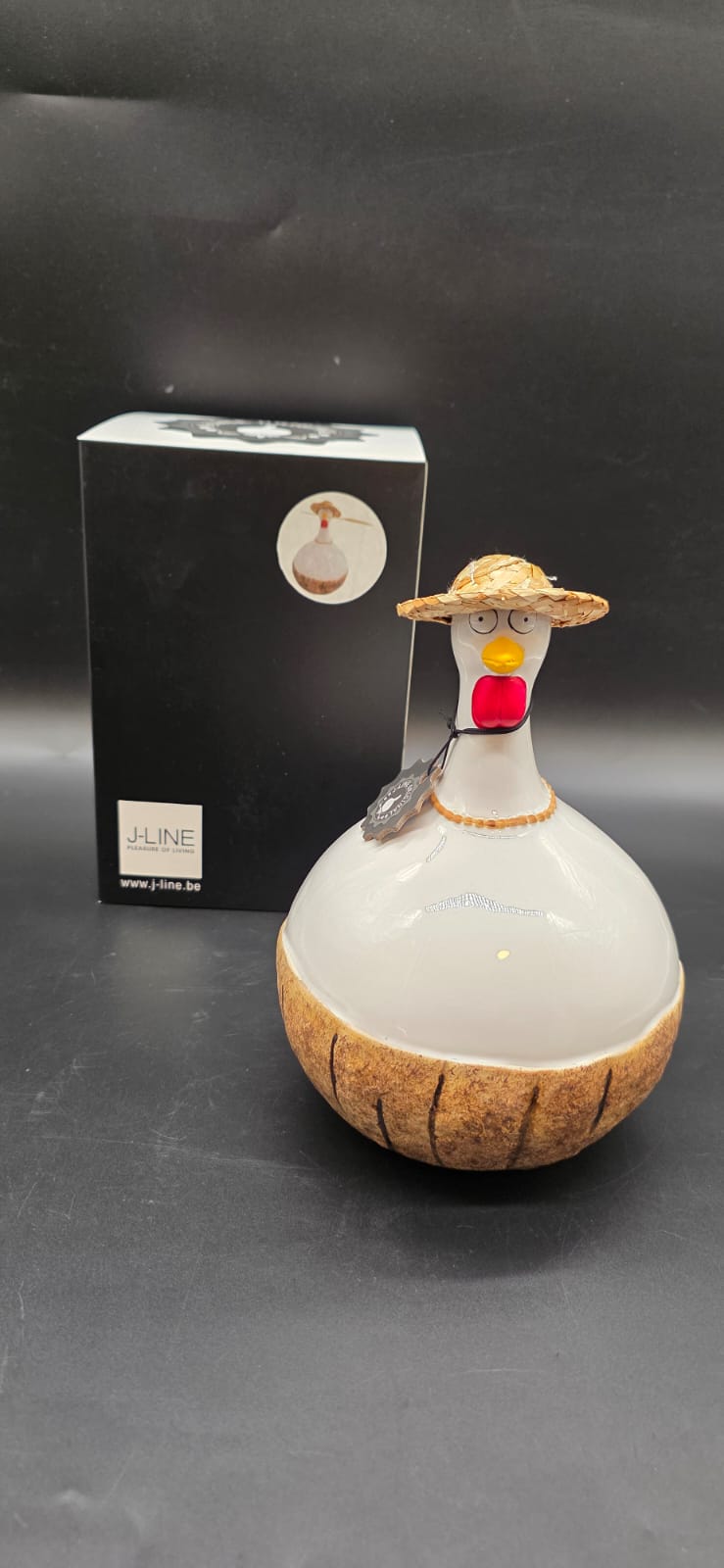 J-Line Deko-Huhn Coconut Keramik 23 cm – Kokosnuss & Strohhut