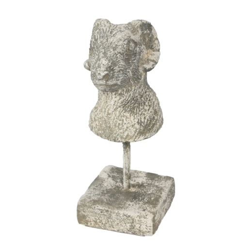 Countryfield Figur „Widder Nelli“ auf Sockel – Dekoskulptur im grauen Wash‑Look, 25 cm