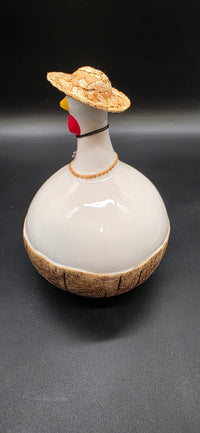 J-Line Deko-Huhn Coconut Keramik 23 cm – Kokosnuss & Strohhut